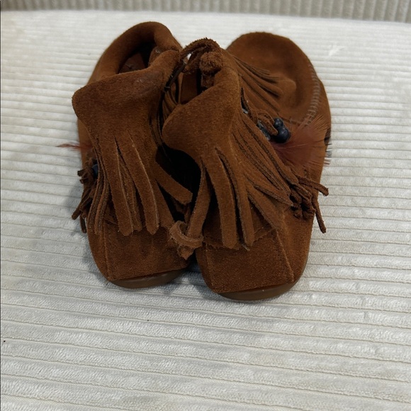 Minnetonka Tan Suede Fringe Moccasins - Picture 7 of 8